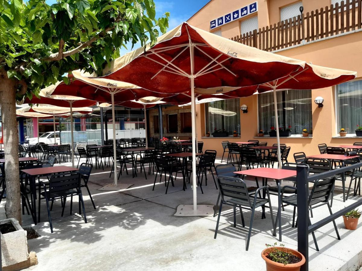 Hostal Mas Ferrer Cornellá de Terri Esterno foto