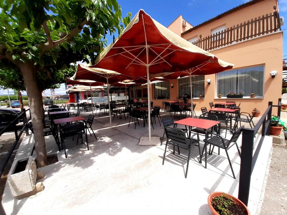 Hostal Mas Ferrer Cornellá de Terri Esterno foto
