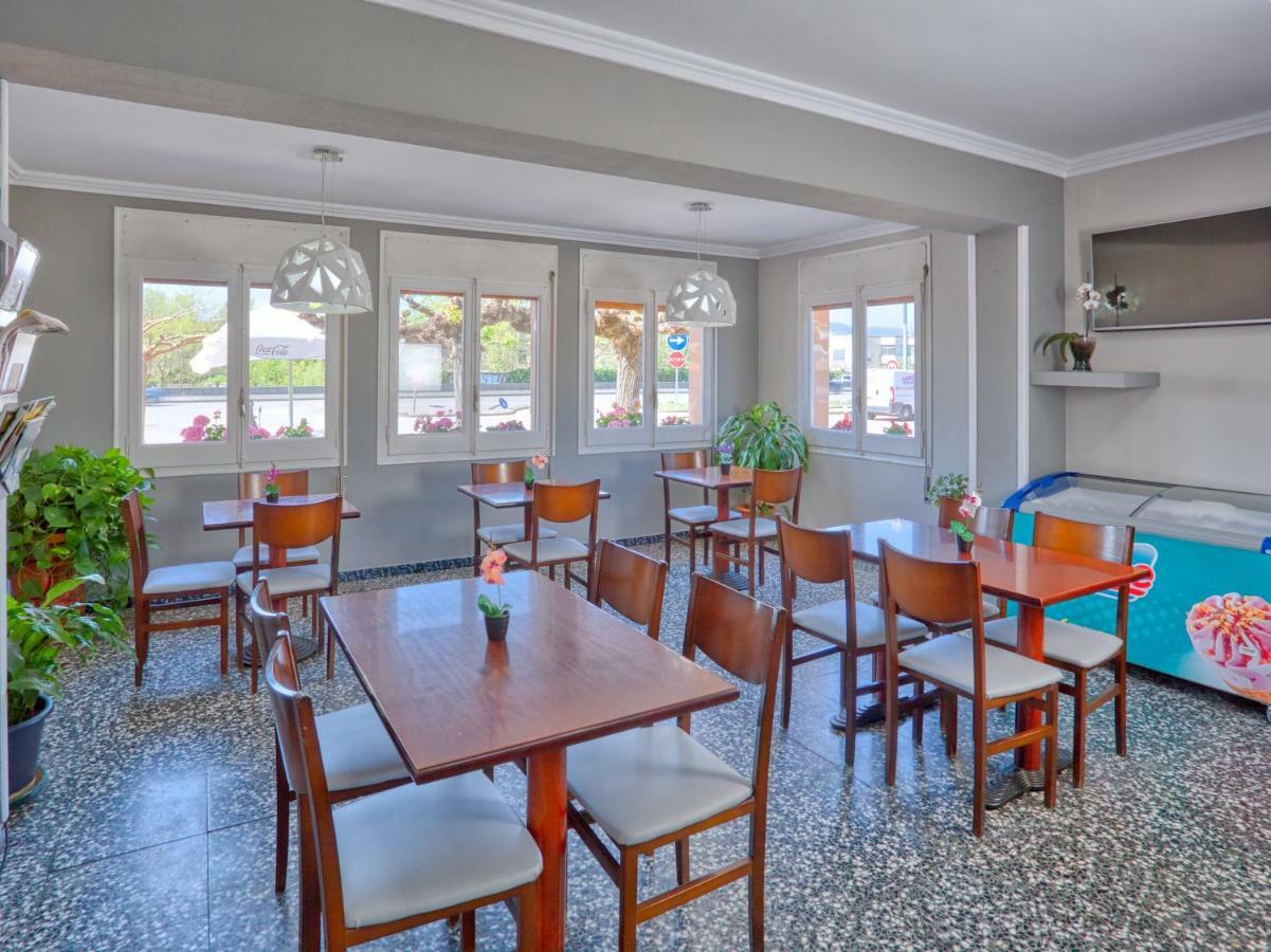 Hostal Mas Ferrer Cornellá de Terri Esterno foto