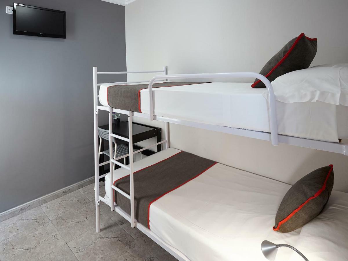 Hostal Mas Ferrer Cornellá de Terri Esterno foto