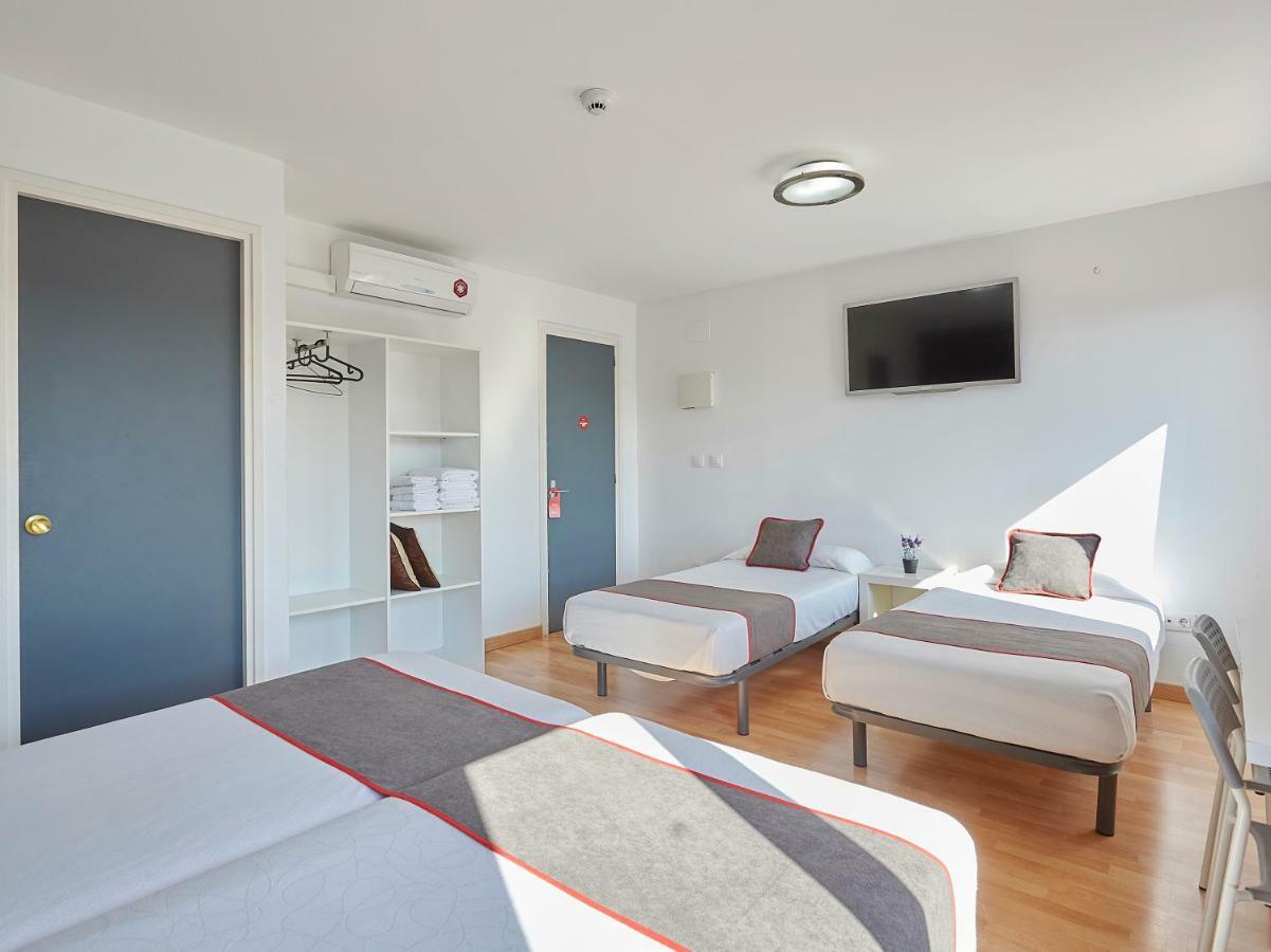 Hostal Mas Ferrer Cornellá de Terri Esterno foto