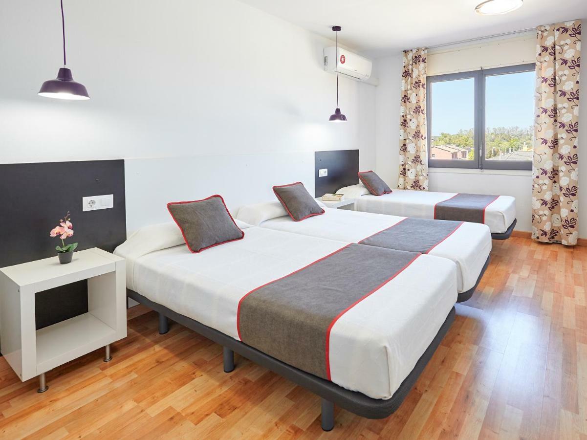 Hostal Mas Ferrer Cornellá de Terri Esterno foto