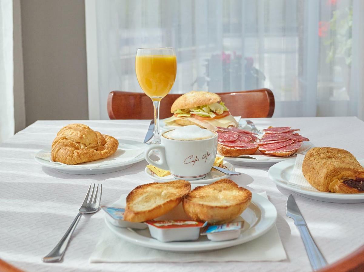 Hostal Mas Ferrer Cornellá de Terri Esterno foto